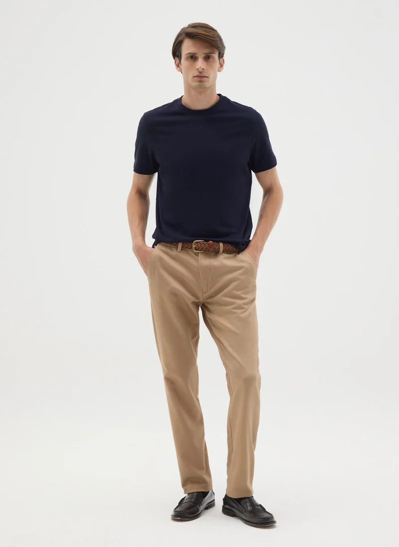 او في اس تيشيرت رجالي قطن أزرق بقصة عادية